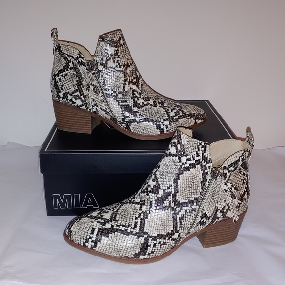 MIA Shoes - Cute snake skin patterned booties